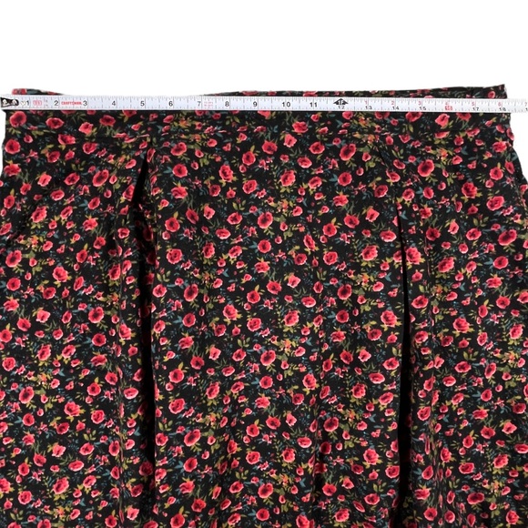 Forever21+ plus size 1x black with red blue & green floral skater mini skirt EUC - Picture 8 of 11